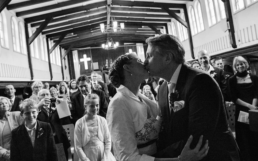 Hochzeitskuß zum Abschluß der Trauung in der Flußschifferkirche. Die Hochzeitsbilder vom Hochzeitsfotograf Hamburg