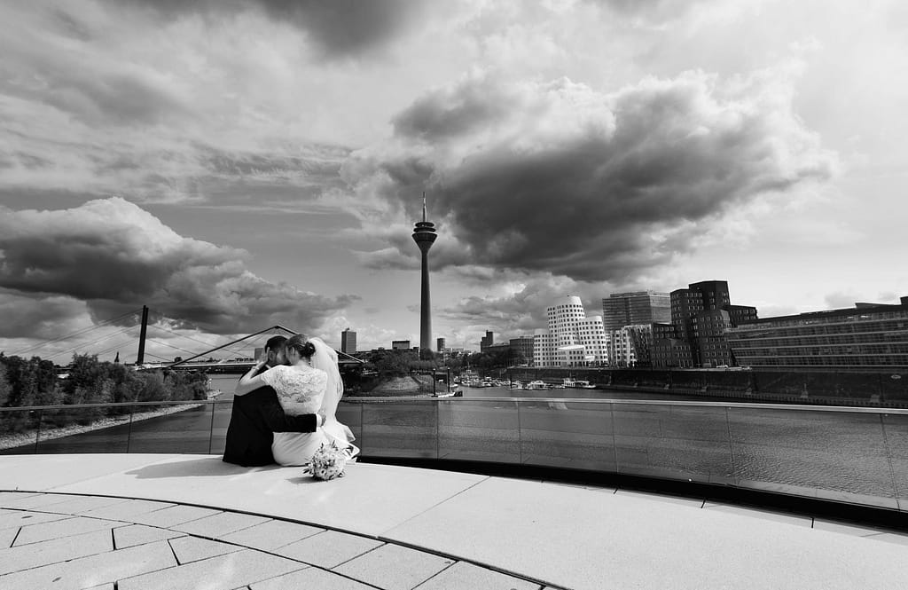 Brautpaarfotos am Pebbles im Medienhafen Düsseldorf