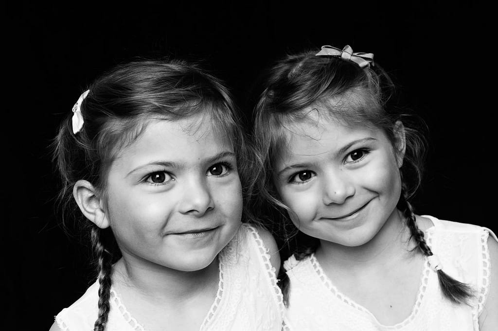 Zwillingskinder bei der Familienfotografie und Kinderfotografie mit Tageslicht in Hamburg