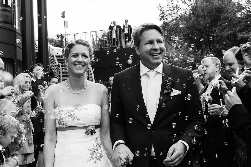 Am Kai 10 wird das Hochzeitspaar mit einem Meer aus Seifenblasen von den Hochzeitsgästen begrüßt. Die Hochzeitsbilder vom Hochzeitsfotograf Hamburg