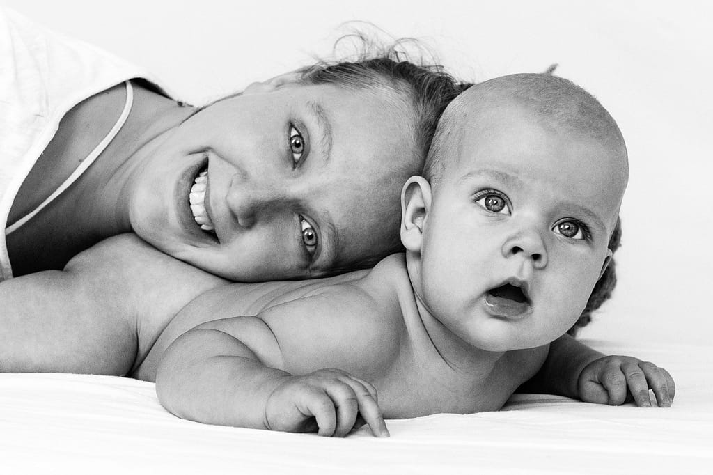 Mama schmust mit ihrem Baby beim Baby Fotoshooting in Hamburg Eppendorf