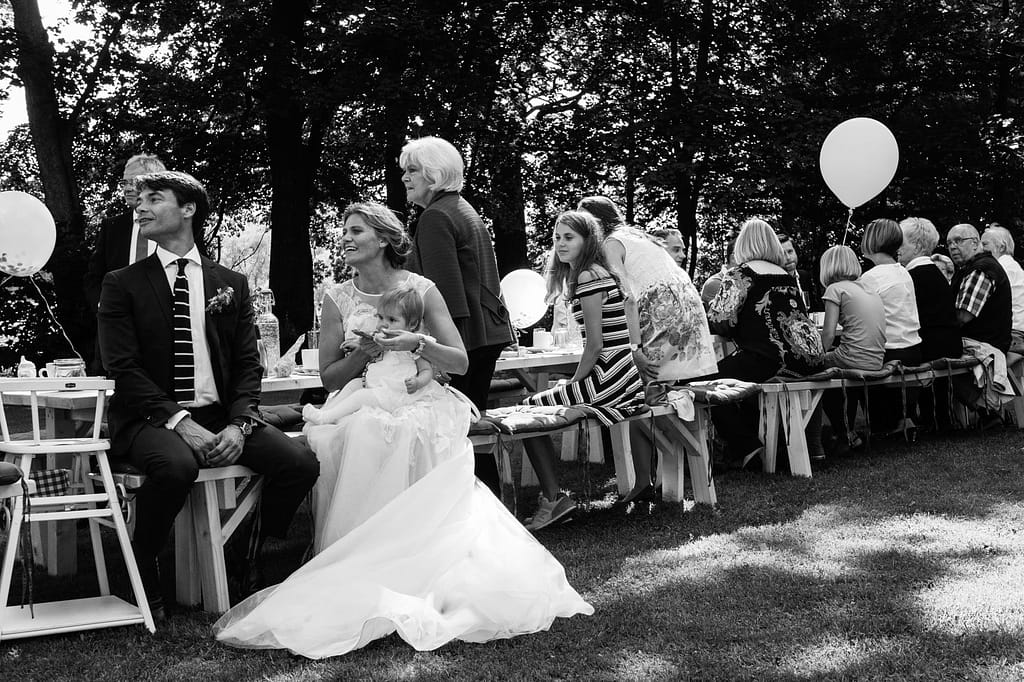 Hochzeitspaar und Hochzeitsgäste am Goldschätzchen der Koch Fabrik auf dem Golf Park Peiner Hof in Priesdorf beim Hochzeitsfotograf Hamburg