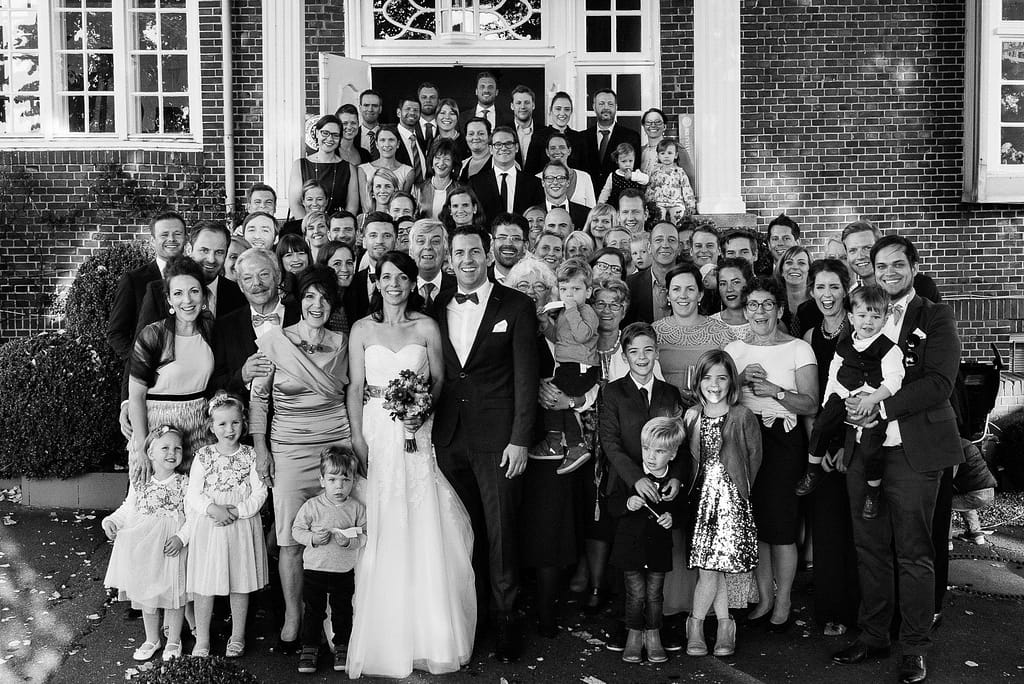 Gruppenfoto der Hochzeitsgesellschaft vor der Villa im Jachthafen bei Hochzeitsfotografie Hamburg