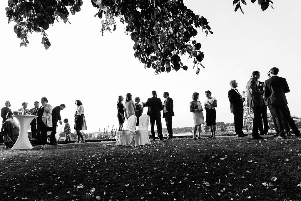 Die Hochzeitsgäste beim Feiern an der Villa am Jachthafen bei Hochzeitsfotografie Hamburg
