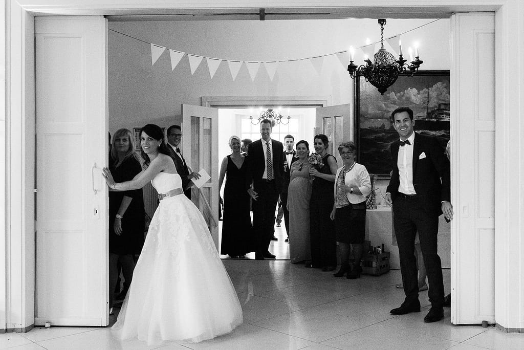 Das Hochzeitspaar eröffnet den Saal für das Hochzeitsdinner in der Villa am Jachthafen bei Hochzeitsfotografie Hamburg