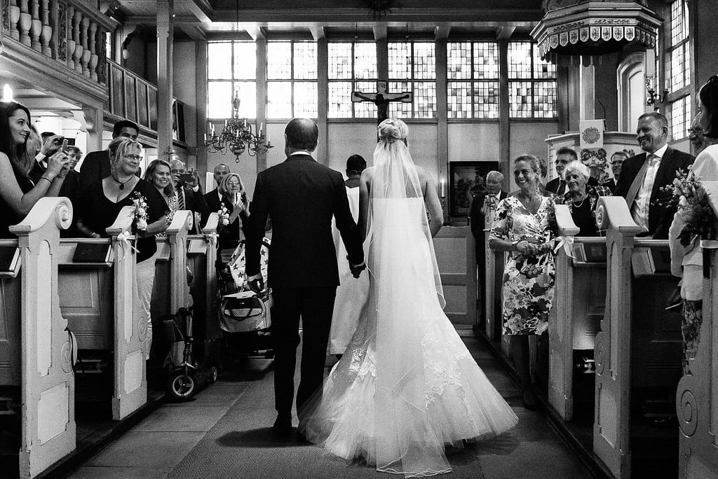 Das Hochzeitspaar beim Einzug in die Eppendorfer Hochzeitskirche Sankt Johannis beim Hochzeitsfotograf Hamburg
