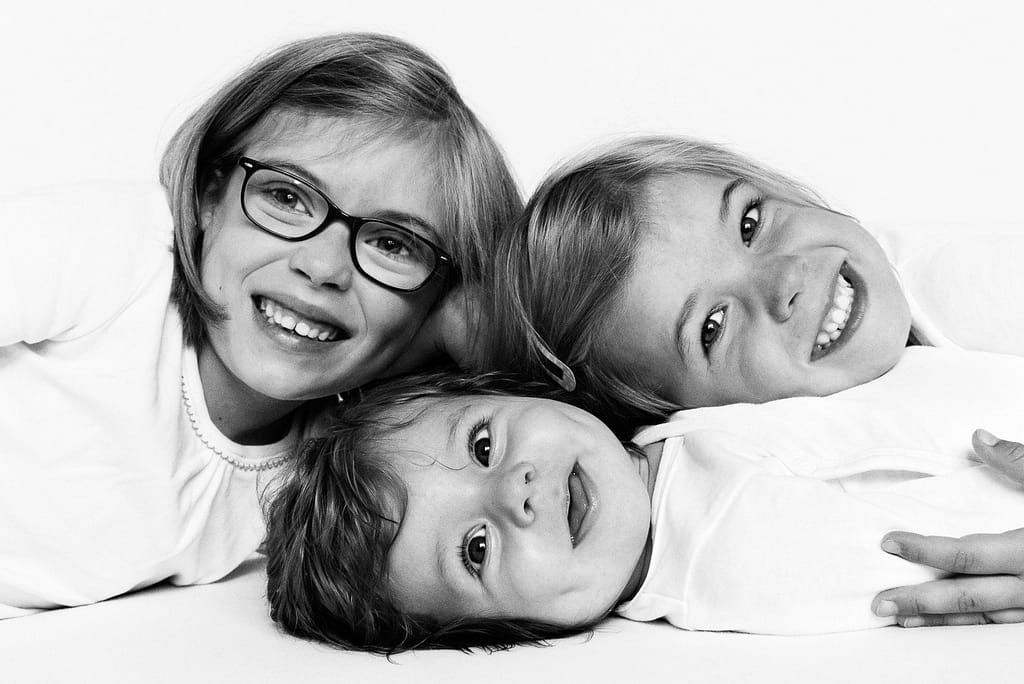 Lachende Geschwister bei der Kinderfotografie zuhause in Hamburg Eppendorf