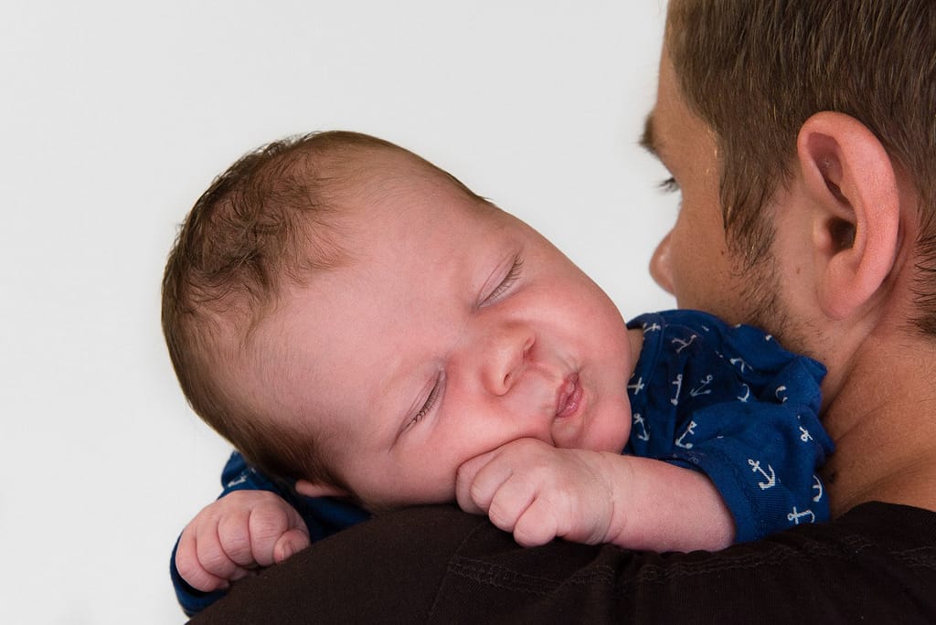 Baby schläft auf Papas Schulter beim Baby Fotoshooting in Hamburg Lurup