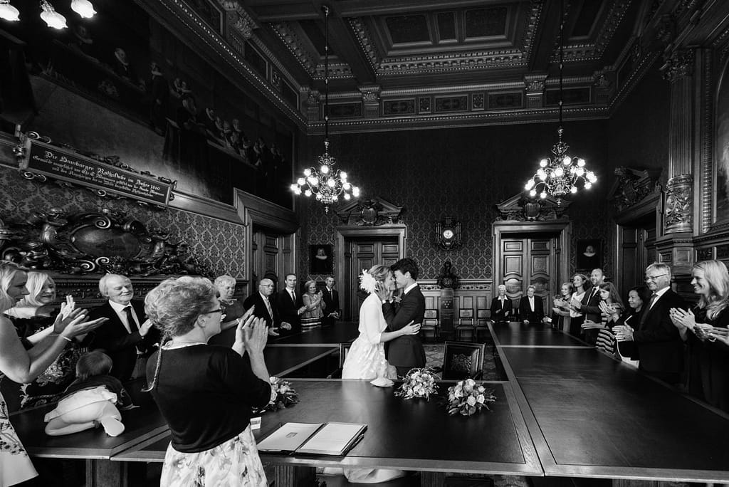 Hochzeitskuß bei der Trauung im Phönixsaal im Hamburger Rathaus beim Hochzeitsfotograf Hamburg