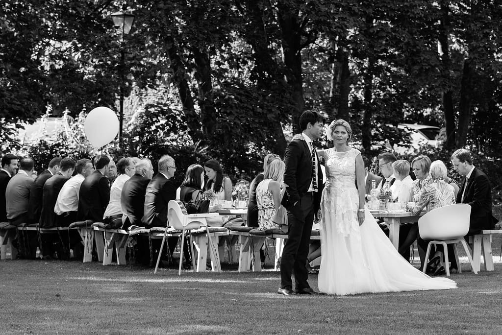 Das Hochzeitspaar und seine Hochzeitsgäste am Goldschätzchen der Koch Fabrik auf dem Golf Park Peiner Hof in Priesdorf beim Hochzeitsfotograf Hamburg