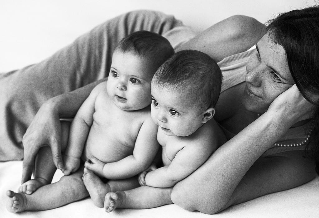 Mutter liegend mit Zwillingen beim Baby Fotoshooting in Hamurg Rotherbaum