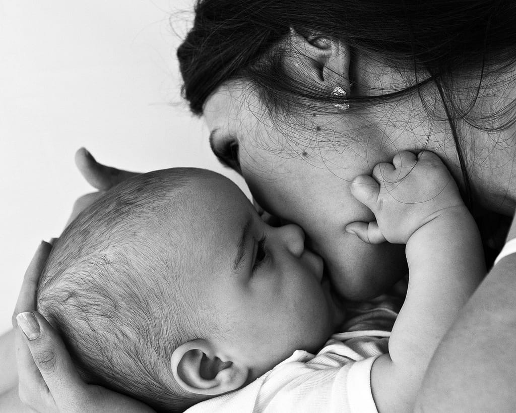 Baby kuschelt an der Wange seiner Mama beim Baby Fotoshooting in Hamburg-Rotherbaum