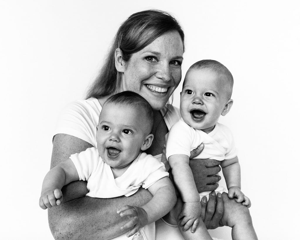 Mama mit Zwillingen im Arm beim Baby Fotoshooting in Hamburg Langenhorn