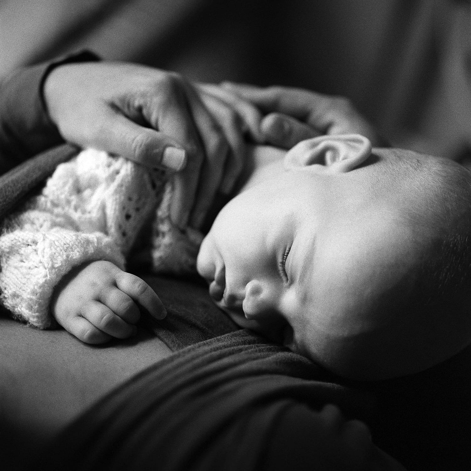 Baby Fotoshooting zuhause bei Tageslicht in Hamburg-Altona mit schlafenden Baby im Tragetuch