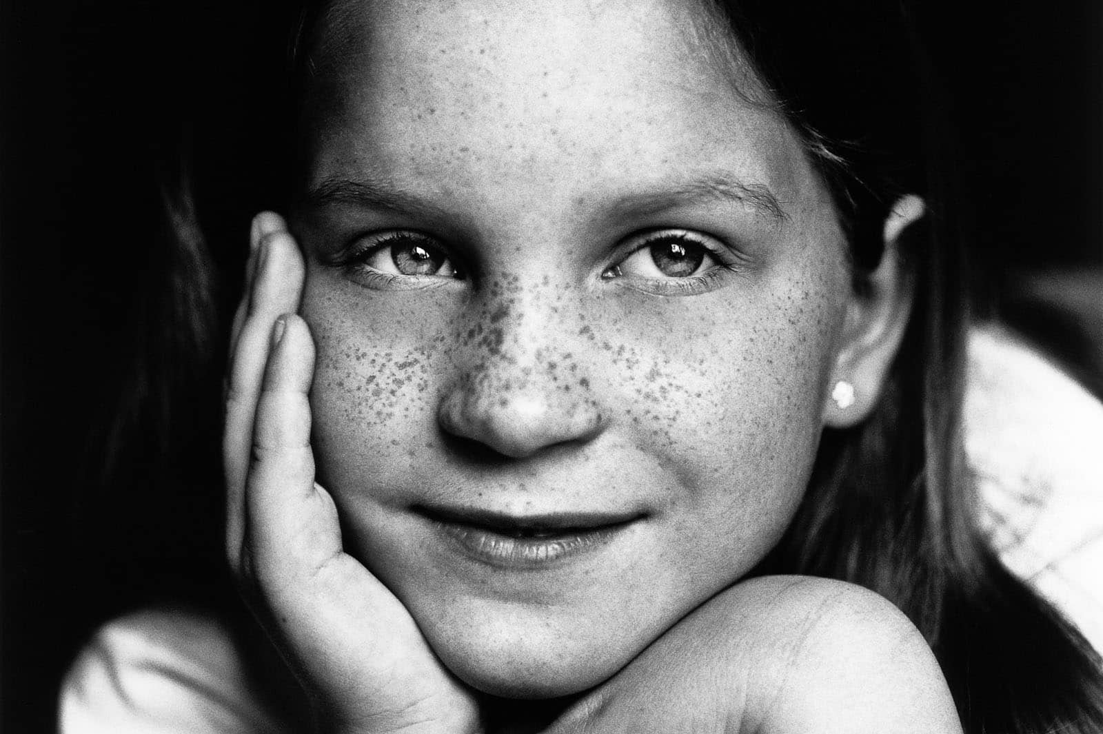 Close-up vom Mädchen mit Sommersprossen bei der Familienfotografie und Kinderfotografie mit Tageslicht in Hamburg Altona