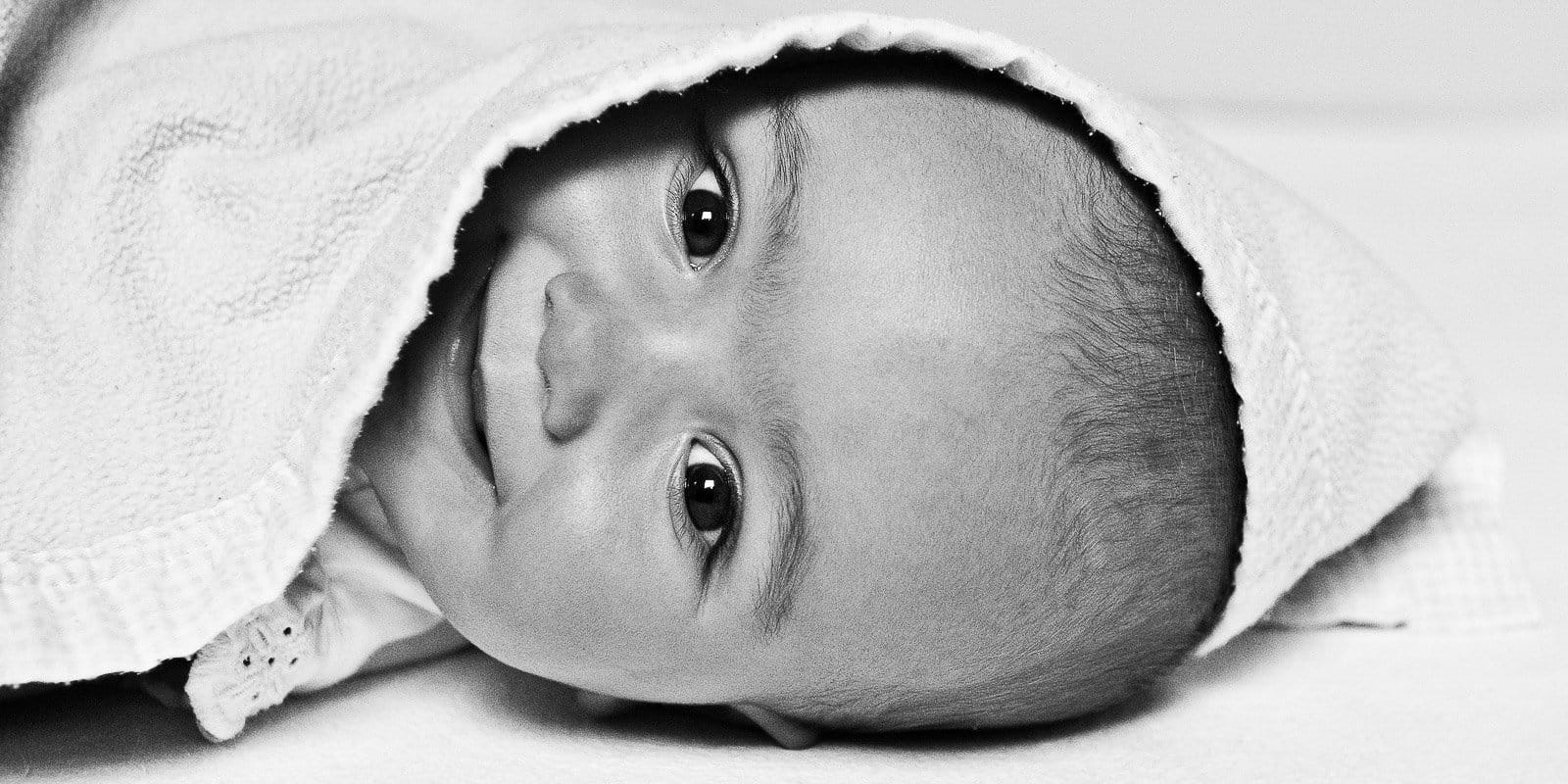 Close-up vom Babygesicht beim Baby Fotoshooting in Hamburg zuhause mit dem Tageslicht