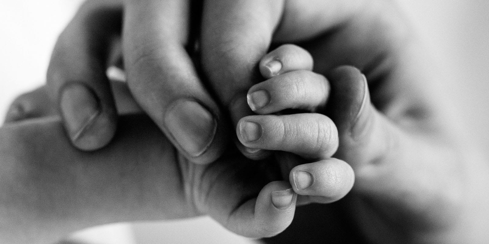 Close-up Mama Hand hält Babyhand beim Baby Fotoshooting in Hamburg Harburg