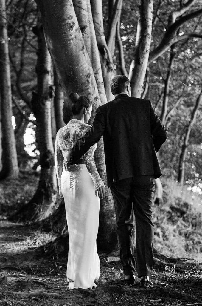 Verträumtes Hochzeitspaar wanHochzeitspaar bei den Brautpaarfotos am Steilufer im Märchenwald am Weissenhäuser Strand an der Ostsee beim Hochzeitsfotograf Hamburg