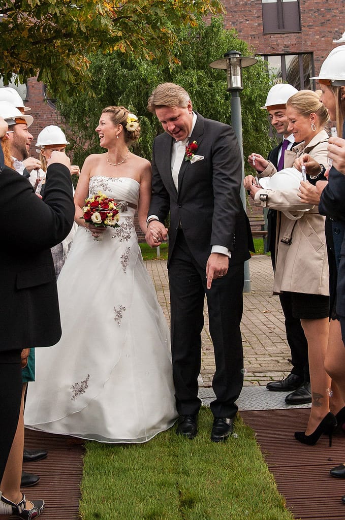 Das Hochzeitspaar wird von seinen Hochzeitsgästen am Restaurant Kai 10 in Hammerbrook begrüßt. Die Hochzeitsbilder vom Hochzeitsfotograf Hamburg