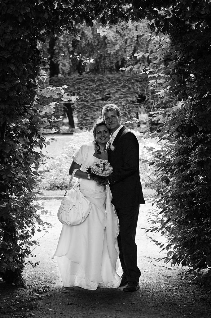 Hochzeitspaar im Adam und Eva Heckengarten im Hamburger Stadtpark in Winterhude bei den Brautpaarfotos beim Hochzeitsfotograf Hamburg