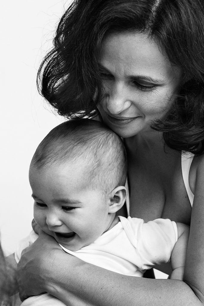 Mama hält Baby fest beim Baby Fotoshooting in Hamburg Eimsbüttel