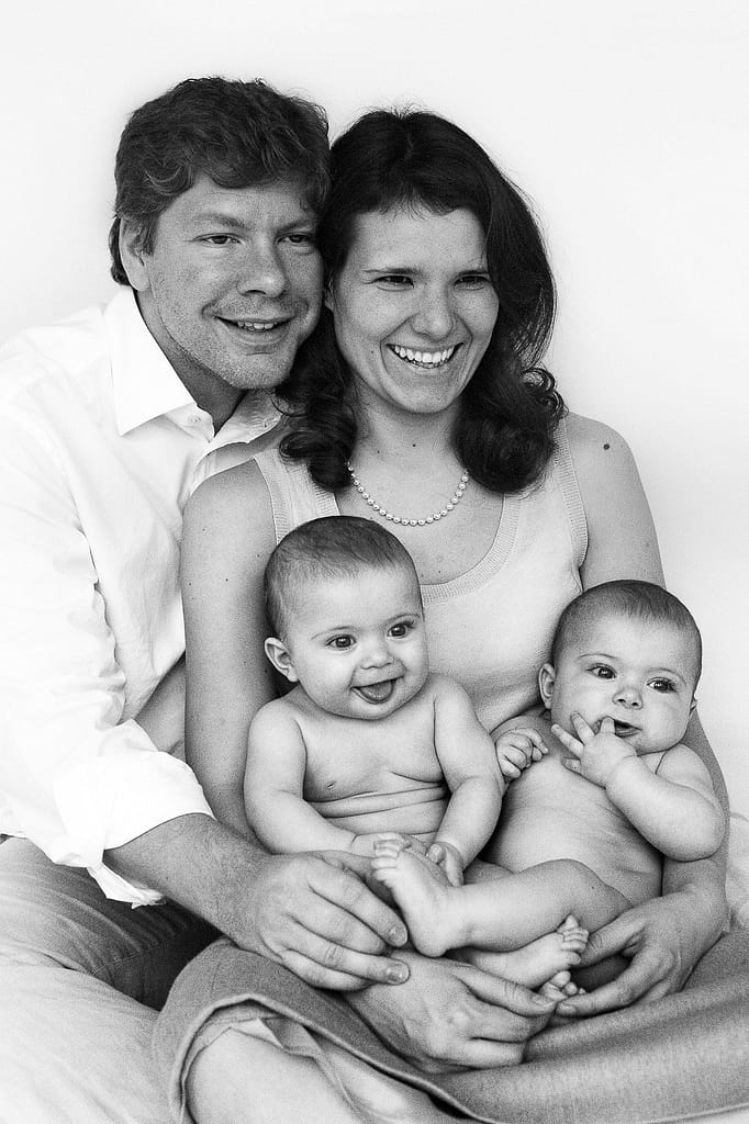 Eltern mit ihren Zwillingen im Schoss beim Baby Fotoshooting in Hamburg Neustadt