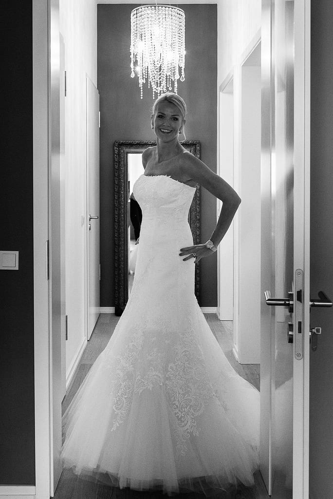 Die Braut beim Einkleiden für den schönsten Tag im Leben beim Hochzeitsfotograf Hamburg