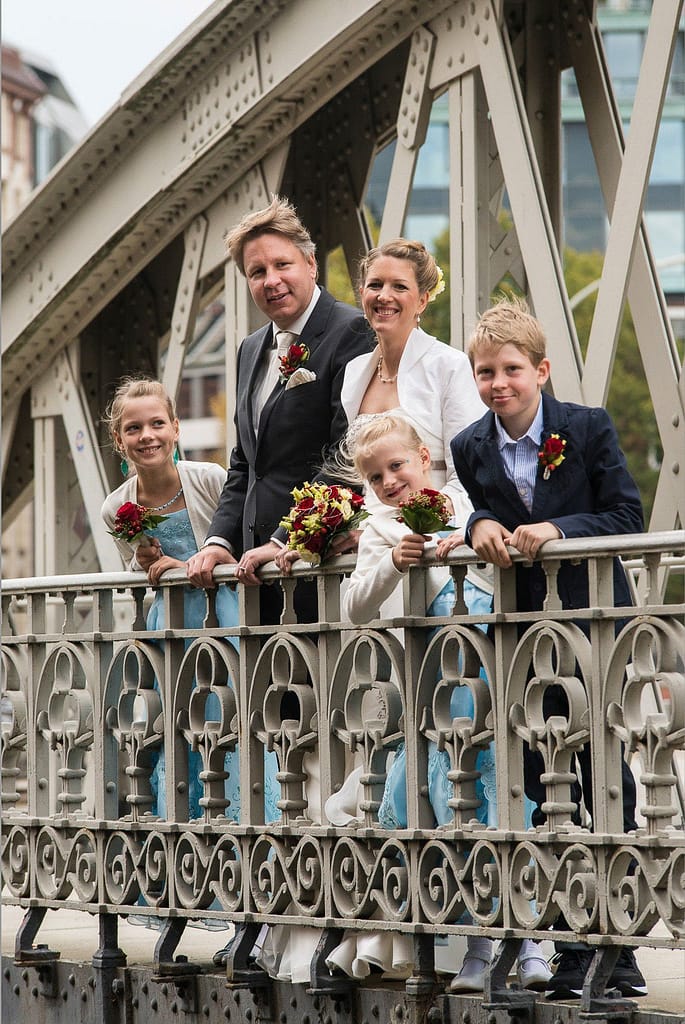 Die Hochzeitsfamilie am Sankt Annenfleet auf der Neuwegsbrücke in der Hamburger Speicherstadt. Die Hochzeitsbilder vom Hochzeitsfotograf Hamburg