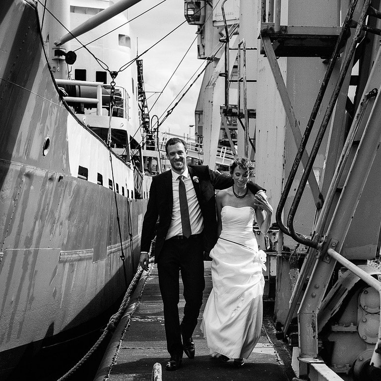 Hochzeitspaar schlendert über die Kaianlagen am Australiakai im Hamburger Hafen beim Hochzeitsshooting mit dem Hochzeitsfotograf Hamburg