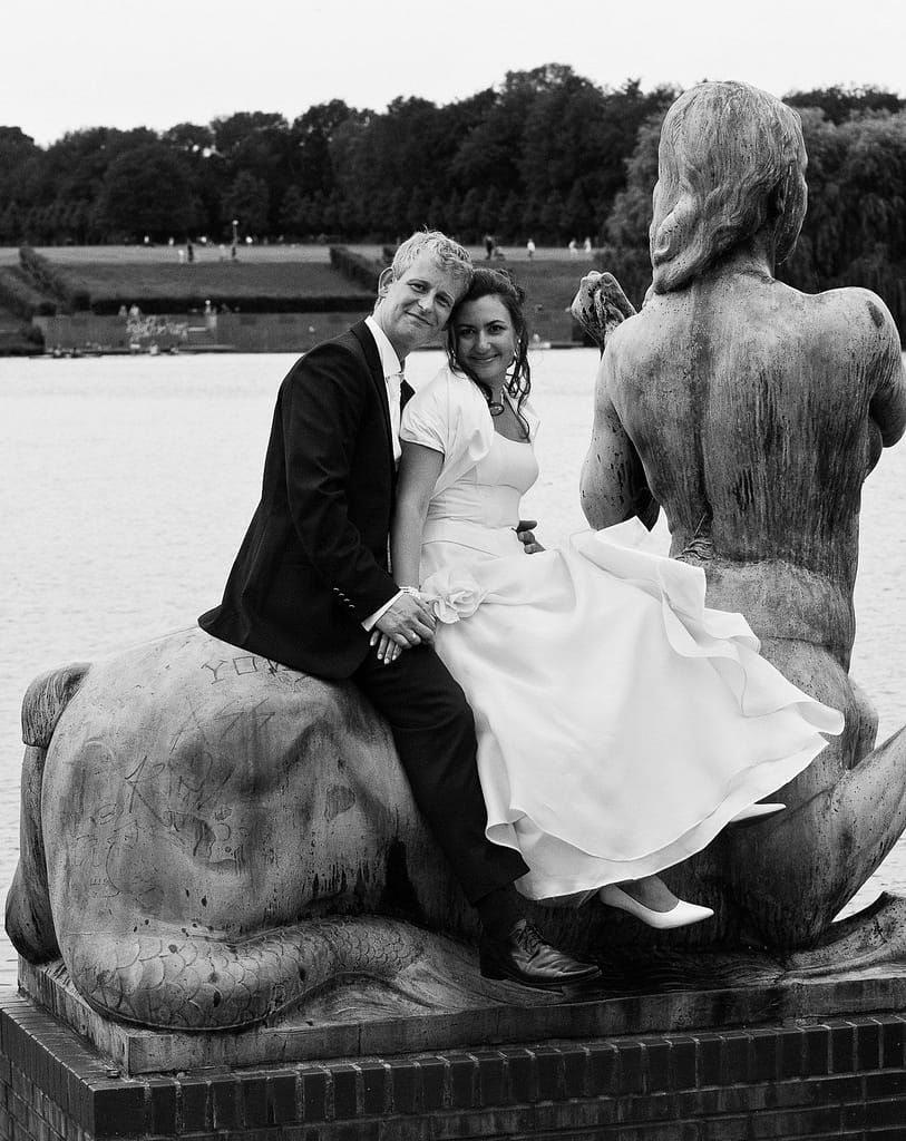 Hochzeitspaar reitet gemeinsam auf einem Centaurus im Hamburger Stadtpark in Hamburg Barmbek bei den Brautpaarfotos beim Hochzeitsfotograf Hamburg