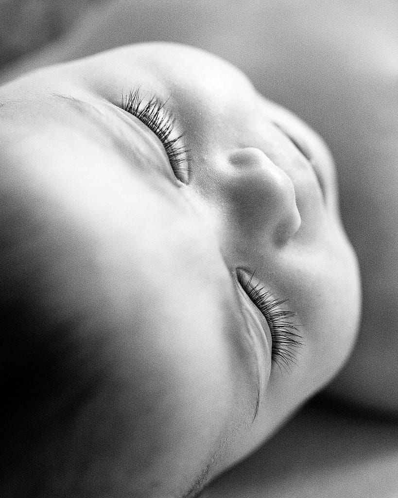 Close-up der langen Wimpern eines schlafenden Babys beim Baby Fotoshooting zuhause