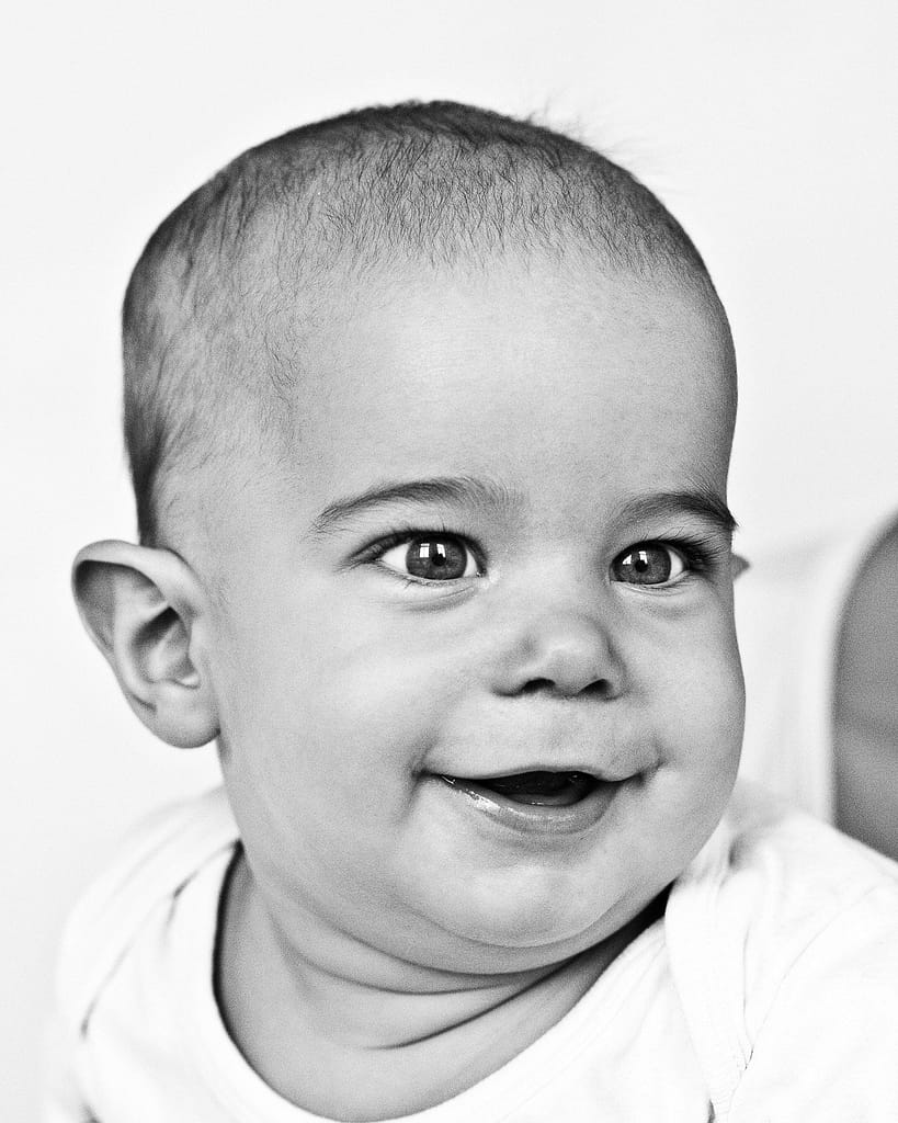 Lachendes Babygesicht beim Baby Fotoshooting mit dem Tageslicht