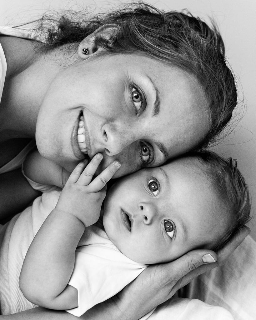 Close-up Mama mit Baby im Arm beim Baby Fotoshooting in Hamburg Poppenbuettel