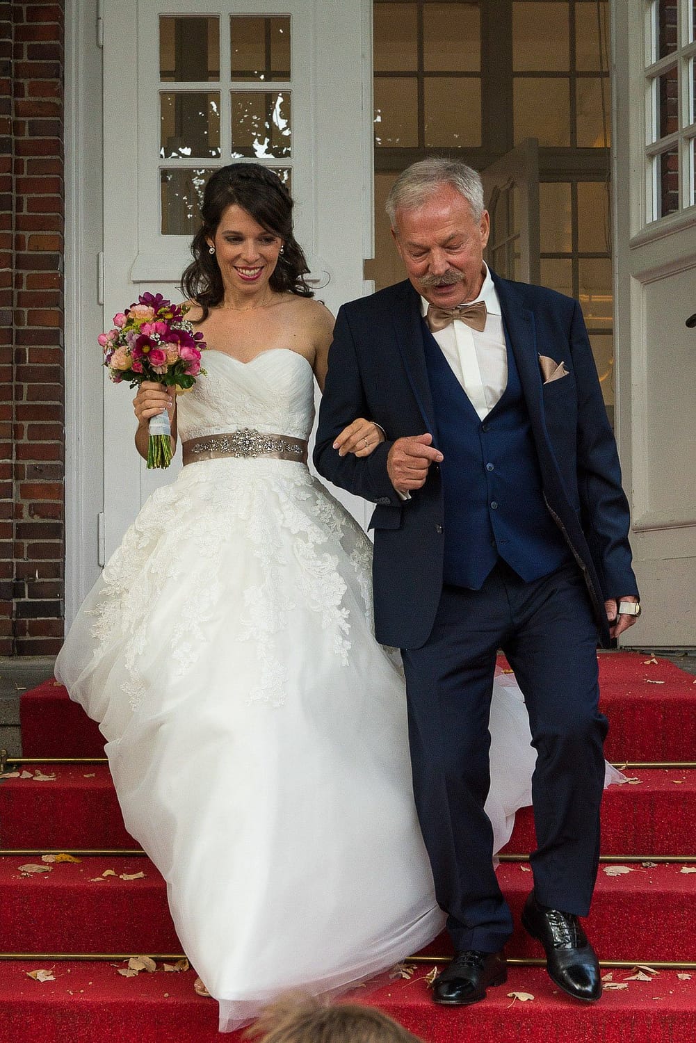 Der Brautvater führt die Braut zur Trauzeremonie an der Villa im Jachthafen bei Hochzeitsfotografie Hamburg