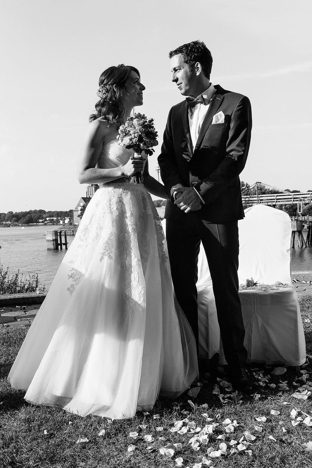 Das Hochzeitspaar gibt sich das Eheversprechen an der Villa im Jachthafen bei Hochzeitsfotografie Hamburg