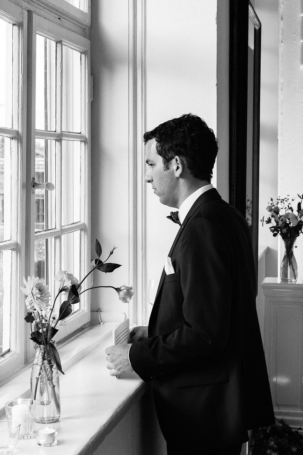 Der Bräutigam konzentriert sich auf seine Hochzeitsansprache in der Villa am Jachthafen bei Hochzeitsfotografie Hamburg