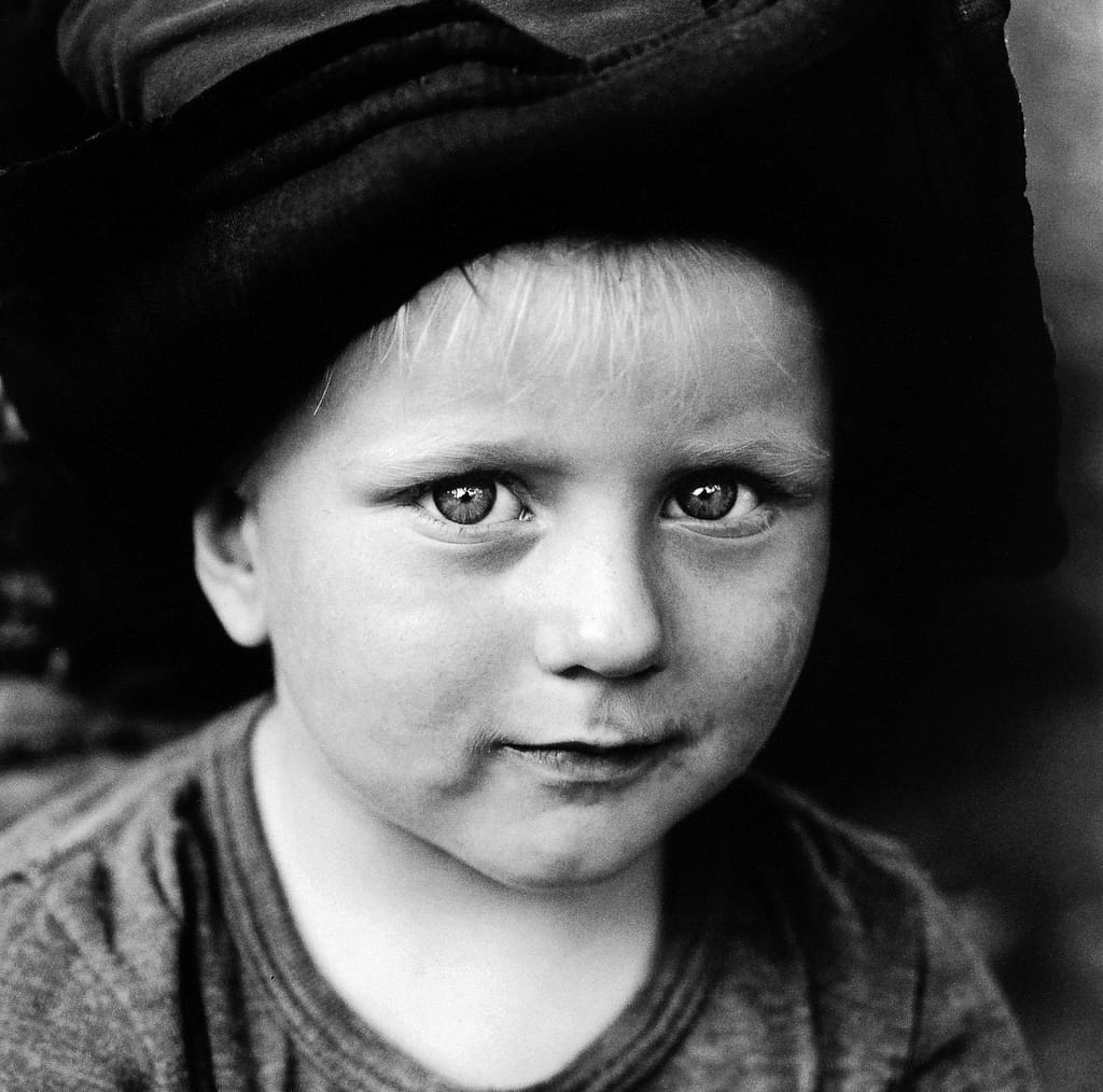 Kleiner Junge mit Hut bei der Familienfotografie und Kinderfotografie mit Tageslicht in Hamburg