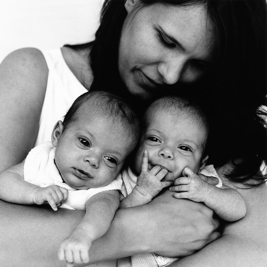 Mama hält ihre beiden Zwillingsbabys im Arm beim Baby Fotoshooting in Hamburg Neustadt