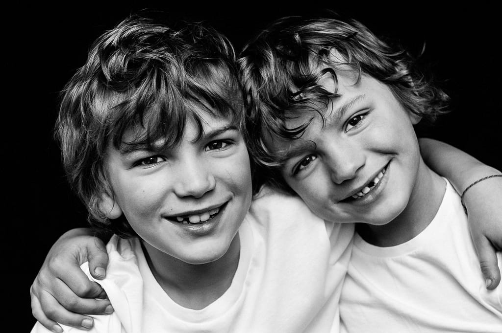 Zwei Brüder halten sich im Arm bei der Kinderfotografie in Hamburg Altona