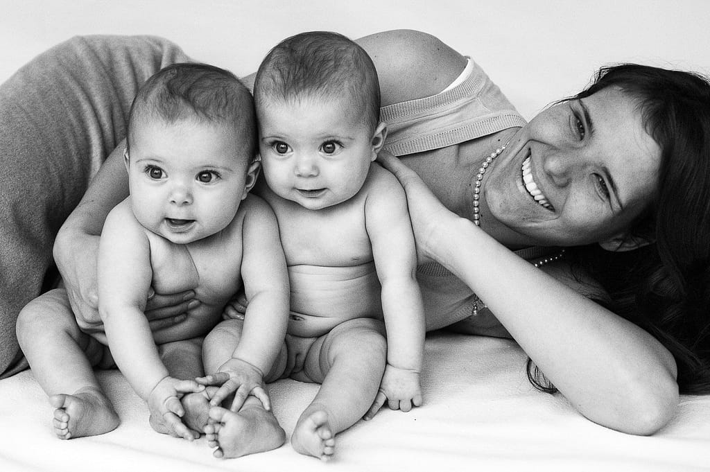 Mama spielt mit ihren beiden Zwillingen beim Baby Fotoshooting in Hamburg Rotherbaum