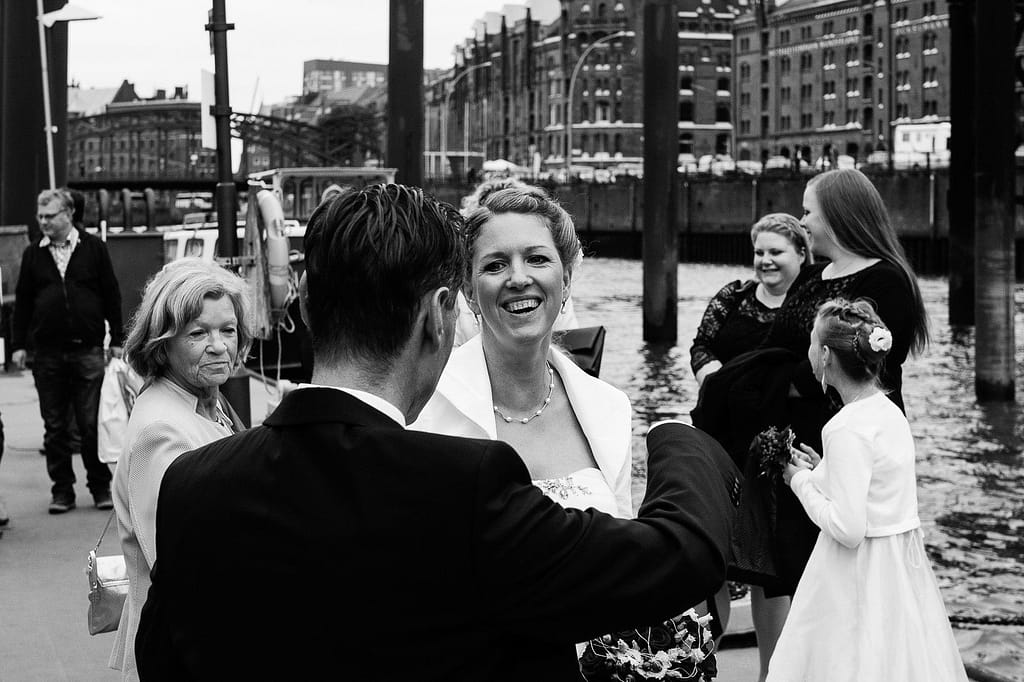 Begrüßung der Hochzeitsgäste an der Flußschifferkirche am Binnenhafen. Die Hochzeitsbilder vom Hochzeitsfotograf Hamburg