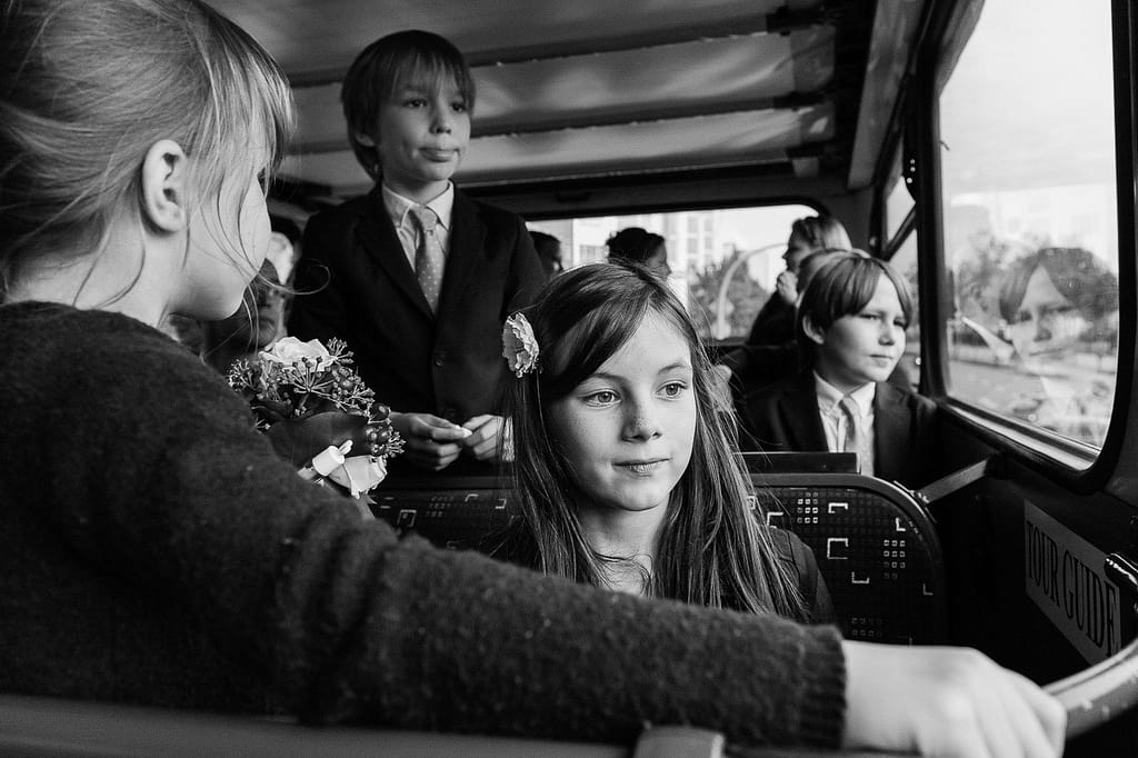 Die Hochzeitsgesellschaft im Doppeldeckerbus auf dem Weg zum Hochzeitsdinner. Die Hochzeitsbilder vom Hochzeitsfotograf Hamburg