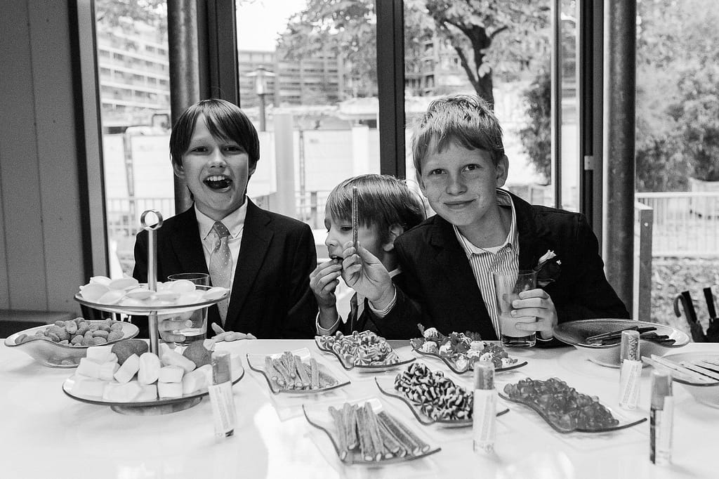 Kinder am Süßigkeiten Büfett im Restaurant Kai 10. Die Hochzeitsbilder vom Hochzeitsfotograf Hamburg