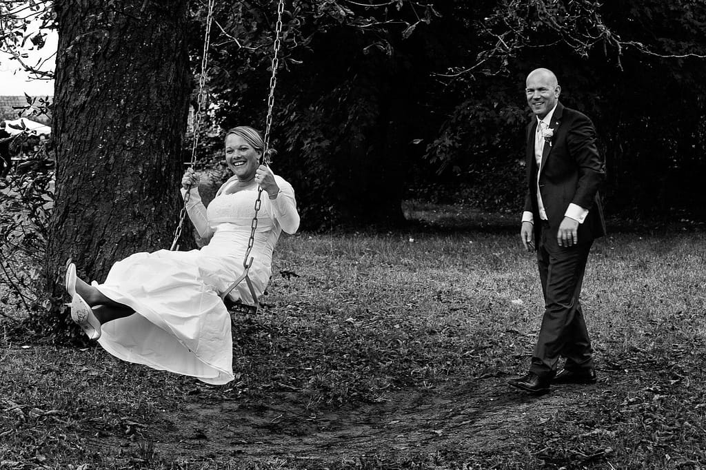 Braut und Bräutigam auf der Baumschaukel bei der Landhochzeit im Parl vom Gutshof Woldzegarten in Mecklenburg Vorpommern beim Hochzeitsfotograf Landhochzeit Hamburg