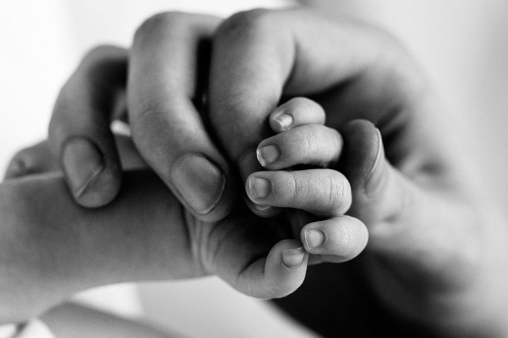 Close-up Mama Hand hält Babyhand beim Baby Fotoshooting in Hamburg Harburg