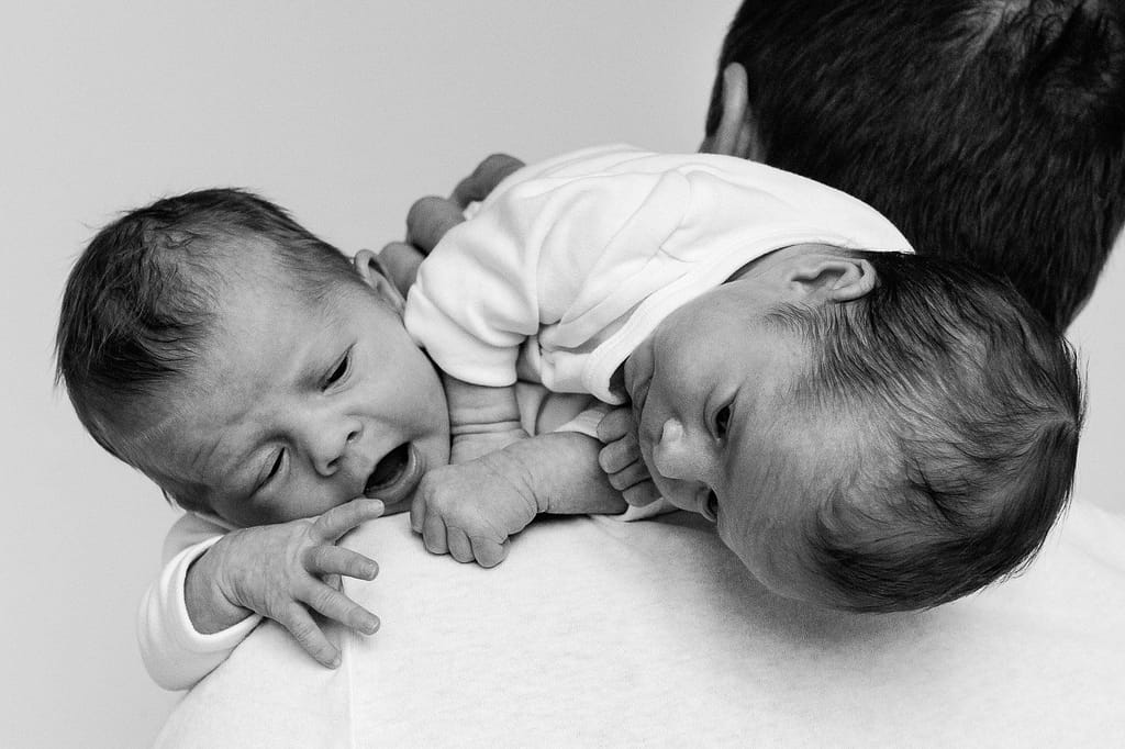 Zwillinge auf der Schulter vom Papa beim Baby Fotoshooting in Hamburg Barmbek