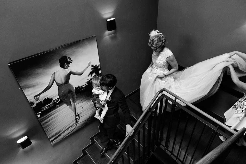 Das Hochzeitspaar verläßt die Dachterasse vom Hotel The George in Sankt Georg beim Hochzeitsfotograf Hamburg
