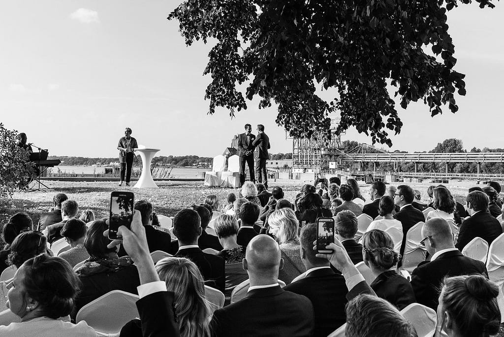Die Hochzeitsgesellschaft vor der Trauung an der Villa im Jachthafen bei Hochzeitsfotografie Hamburg