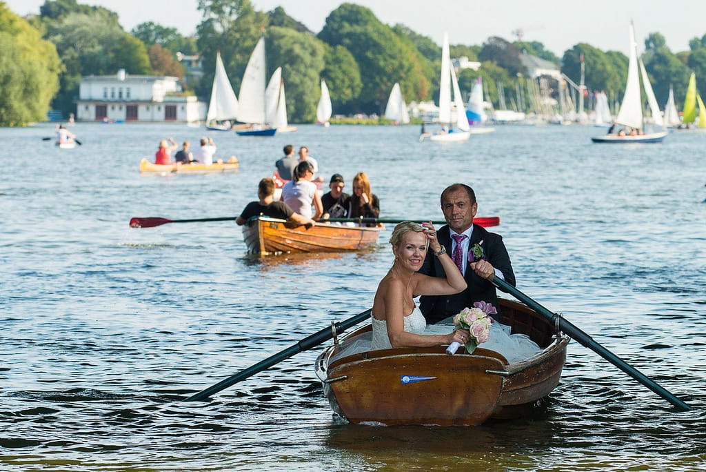 Das Hochzeitspaar beim Bootsausflug im Ruderboot auf der Außenalster an der Krugkoppelbrücke beim Hochzeitsfotograf Hamburg