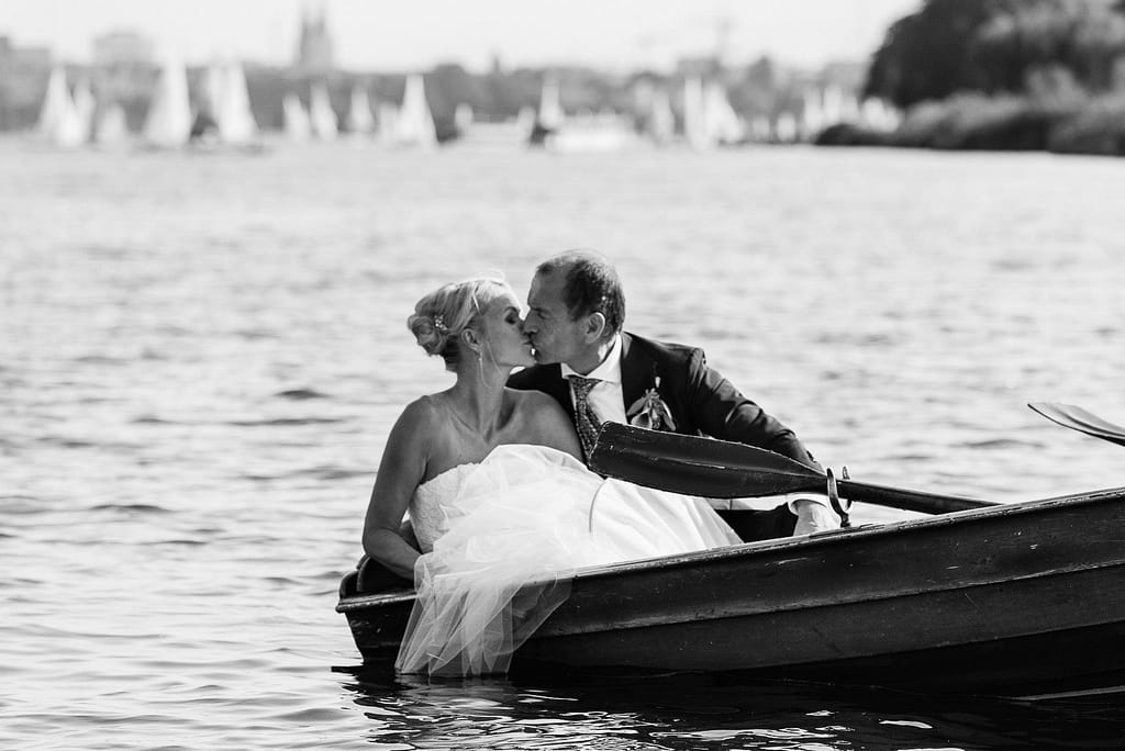 Hochzeitskuß beim Bootsausflug im Ruderboot auf der Außenalster beim Hochzeitsfotograf Hamburg
